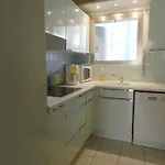 Appartamento T2 Avec Terrasse Au Centre Du Lavandou - Fr-1-251-882 *