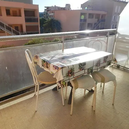 T2 Avec Terrasse Au Centre Du Lavandou - Fr-1-251-882 *